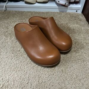 Fitflop saddle tan leather women’s clog sz 8